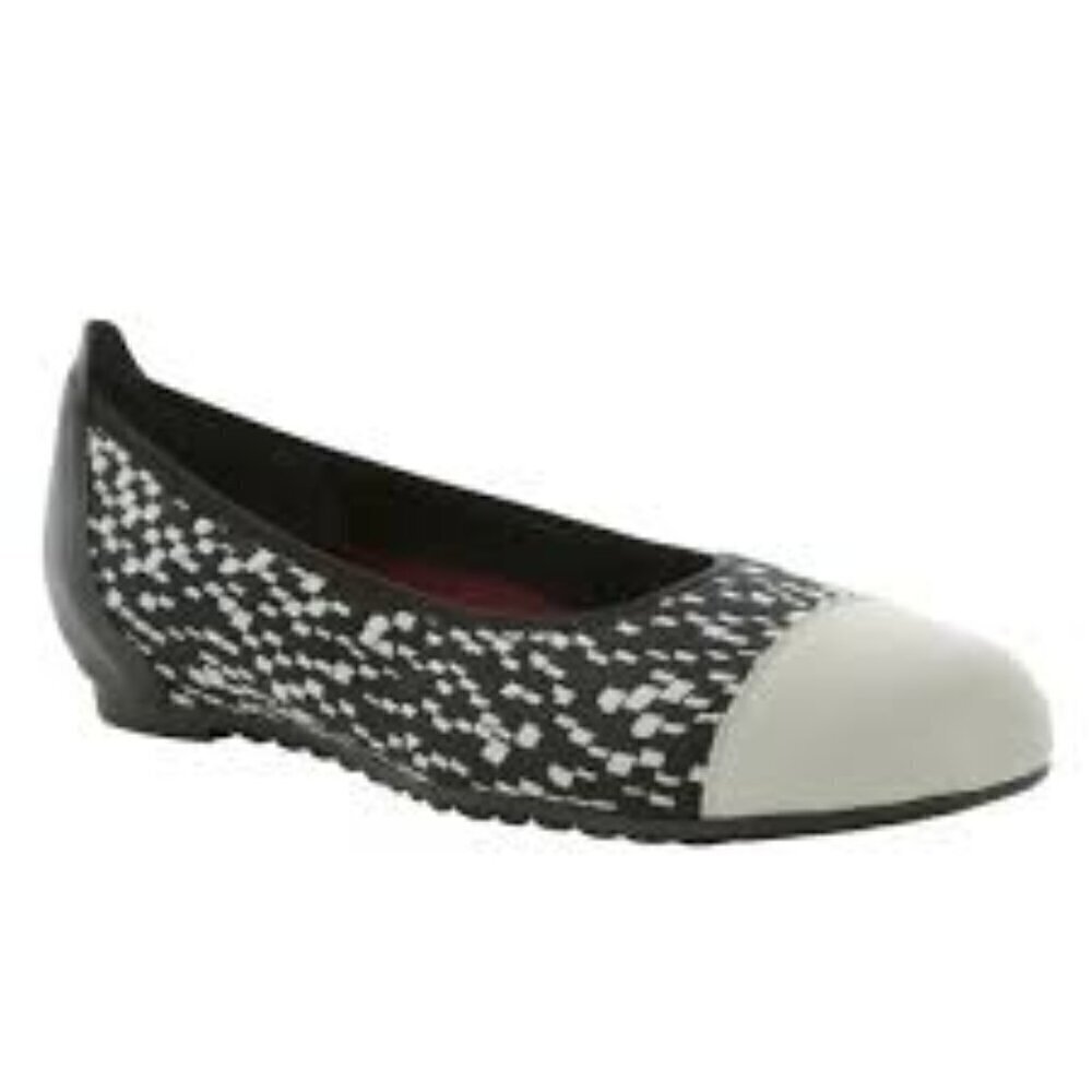 Munro Henlee Ballet Flat Women's size 6.5 M Black & Ivory Almond Toe Slip On